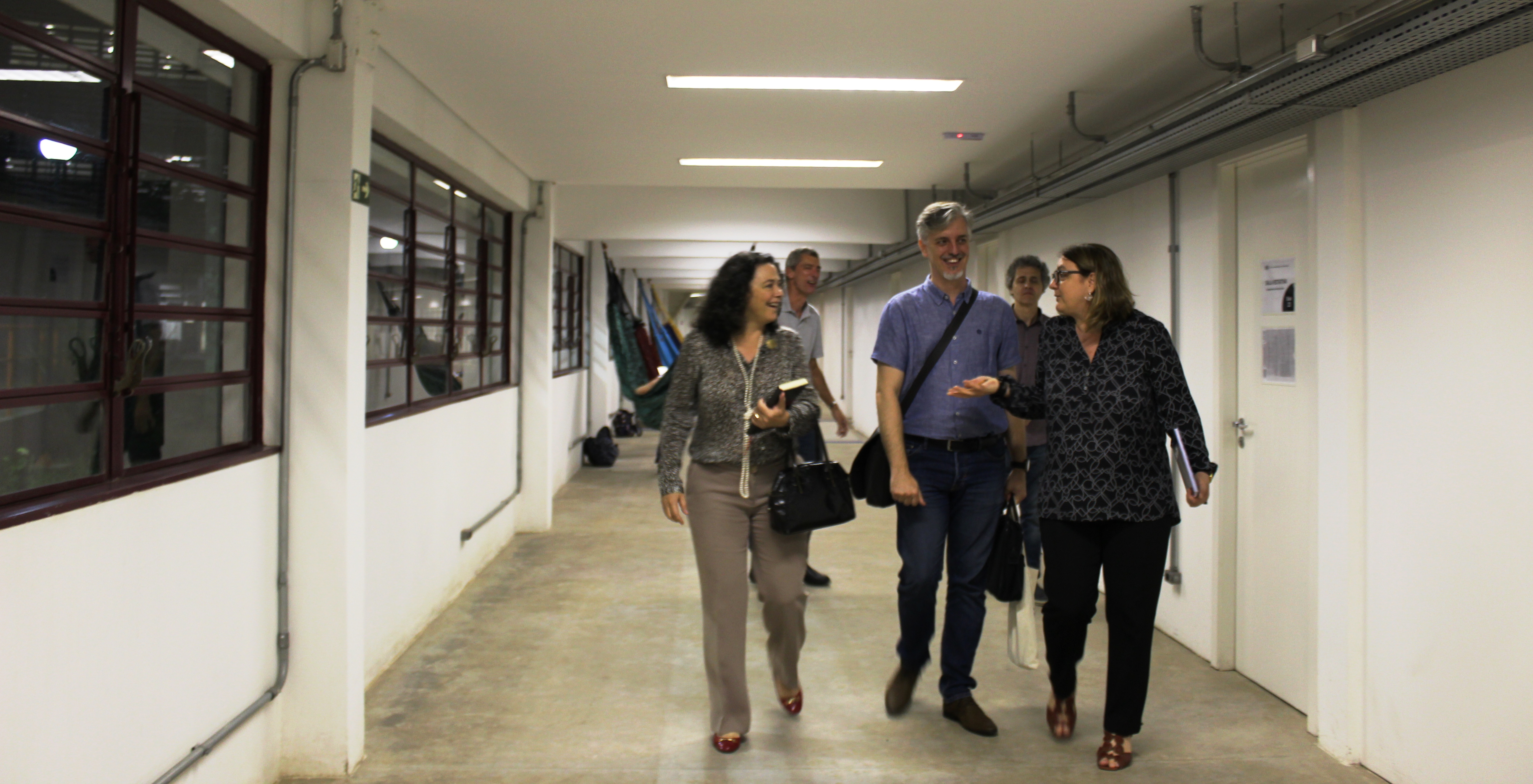 3 Na foto Soraya Smaili Fernando Atique e Magali Silvestre em destaque e ao fundo Carlos Bello e Janes Jorge nos corredores do Arco