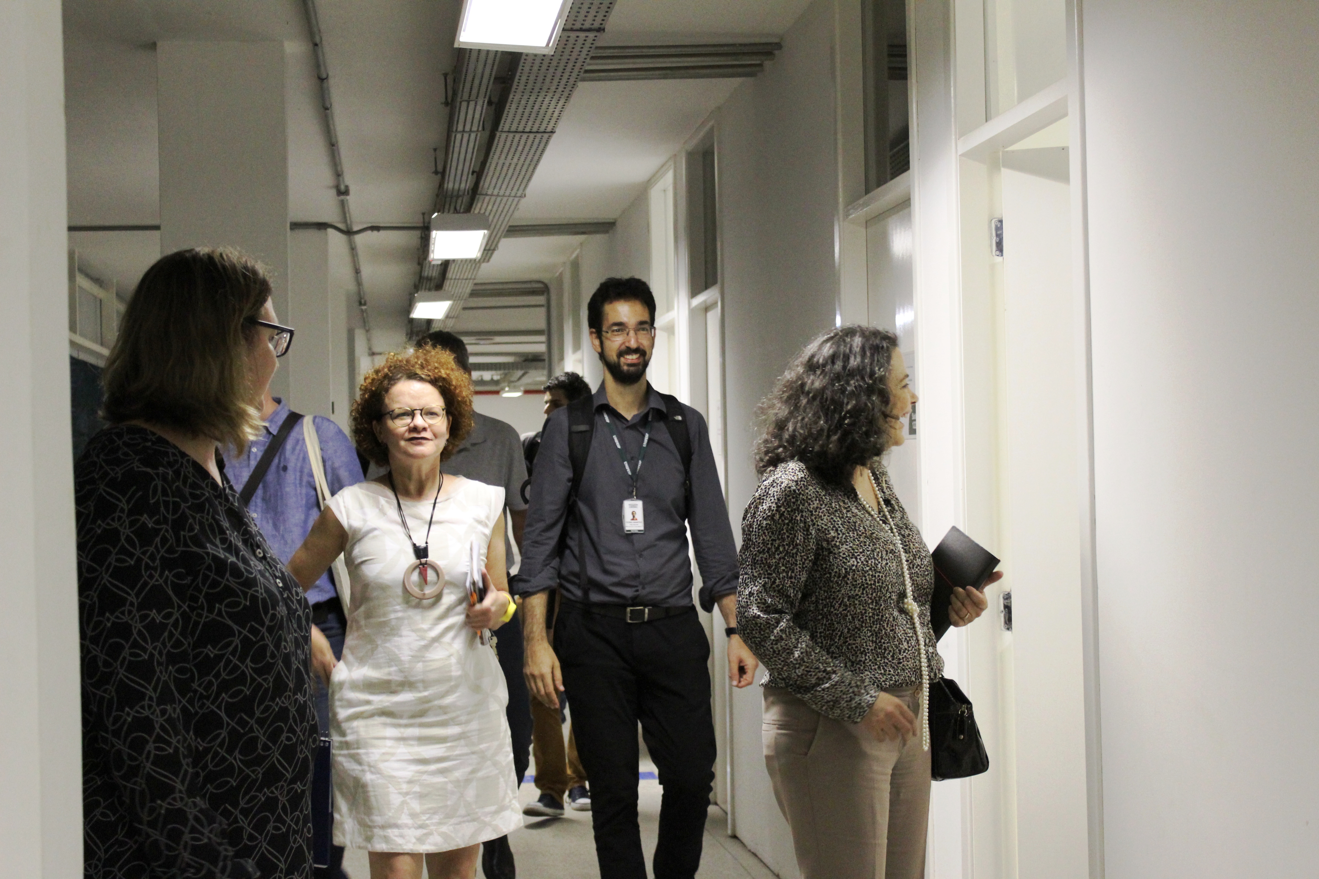 5 Reitora da Unifesp Soraya Smaili conversando com os docentes antes da Inauguração