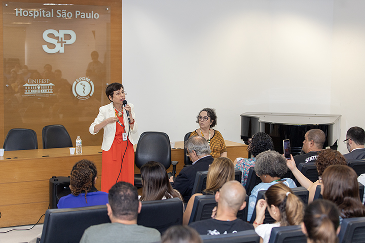 Raiane Assumpção falando com os(as) servidores(as) durante a reunião