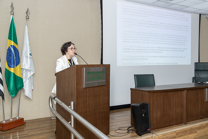 A vice-reitora e coordenadora do Grupo Técnico, Lia Bittencourt, fez a apresentação do histórico das tratativas