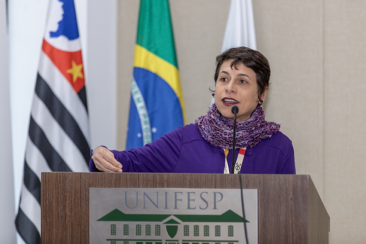 A reitora da Unifesp, Raiane Assumpção discursando durante a audiência pública