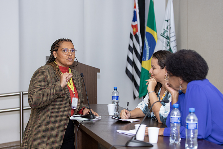 Cida Bento respondeu a perguntas feitas pela plateia durante a aula magna