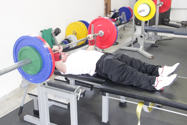 Foto de Bruno Carra, atleta da seleção brasileira paralímpica de halterofilismo, durante treinamento