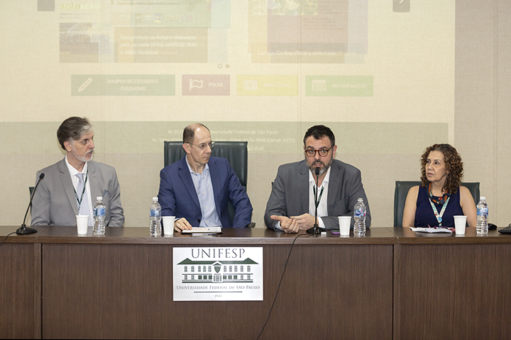 Mesa de abertura do I Congresso do IEAC/Unifesp (da esquerda para a direita: Fernando Atique, Ivo da Silva Junior, Dan Rodrigues Levy e Maria Lucia Formigoni)