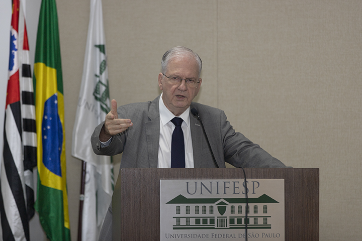 Marco Antônio Zago apresentou o tema "A FAPESP e os Potenciais para Parceria com outras Fundações de Amparo à Pesquisa Estaduais"