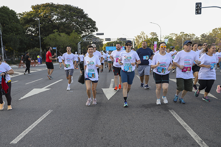 Raiane Assumpção e Isabel Quadros utilizando a camiseta em alusão aos 30 anos da Unifesp durante a corrida