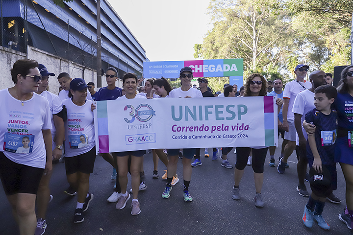 Raiane Assumpção, Isabel Quadros e Lia Bittencourt seguram a faixa comemorativa dos 30 anos após a linha de chegada