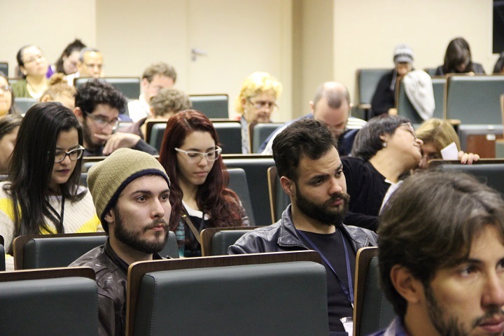 Segunda foto: Público assiste atento às apresentações do seminário