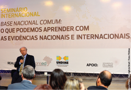 Foto do seminário sendo realizado, com o ministro da Educação, Renato Janine ao microfone