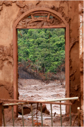 Foto para a vista de Mariana devastada