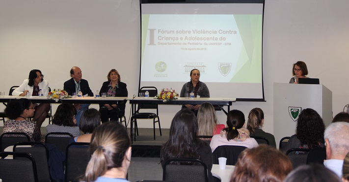 Mesa de abertura composta, da esquerda para a direita, pela vice-diretora da Escola Paulista de Enfermagem, Maria Magda Ferreira Gomes Balieiro; o assessor da diretoria do Campus São Paulo, Rudolf Wechsler; pró-reitora adjunta de Assuntos Estudantis, Conceição Vieira da Silva Ohara; a diretora técnica do Hospital São Paulo, Sandra de Oliveira Campos; e a chefe do Departamento de Pediatria, Ana Lúcia Goulart.