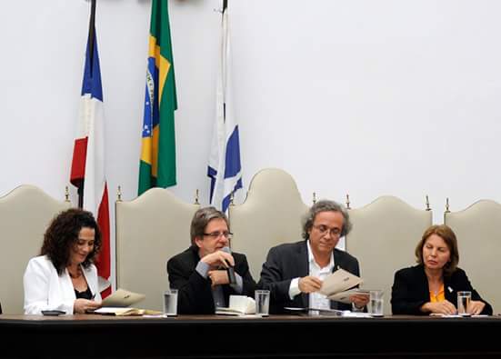 Reitores das universidades federais Unifesp, UFBA, UFRJ e UFAL compõem a mesa do evento. Roberto Leher profere sua fala.