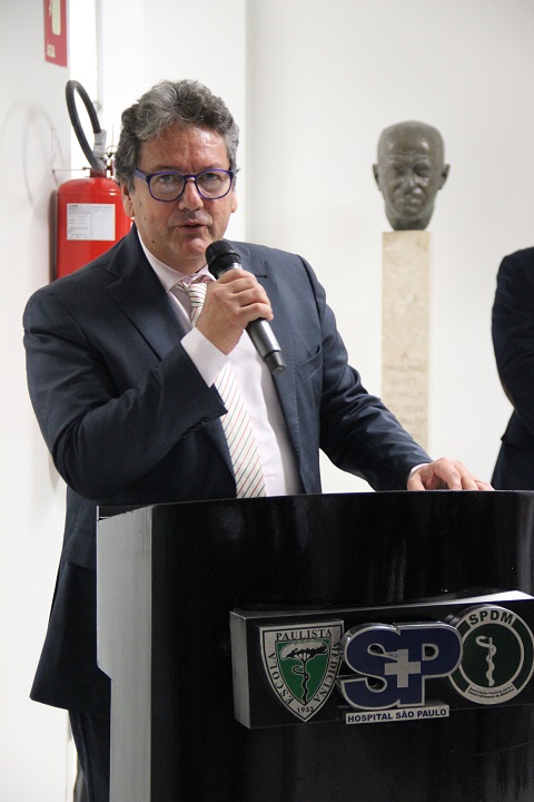 Foto de Klébler Morais, presidente da Ebserh, discursando.