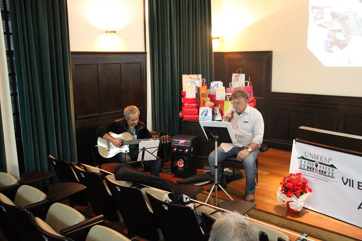 Foto da apresentação musical da dupla dos servidores José Ivaldo Rocha e José da Silva Pereira.