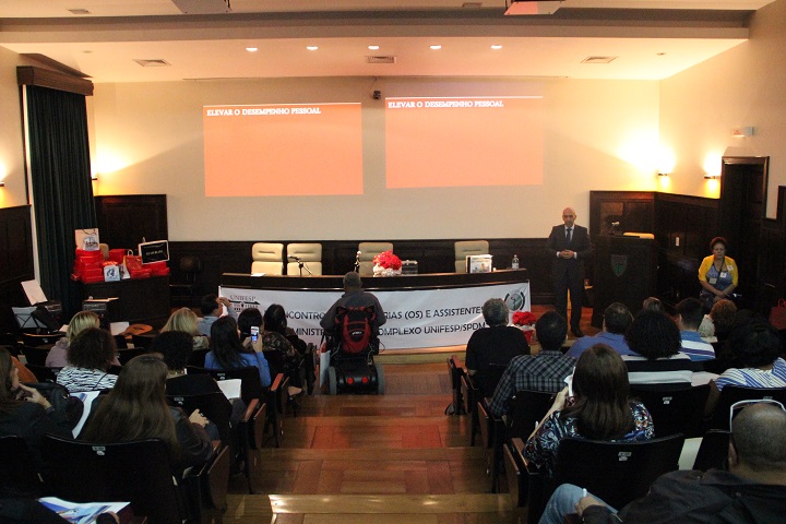 Foto dos participantes no Anfiteatro Leitão da Cunha.