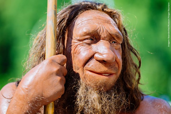 uma reconstrução de um homem de Neandertal. Os neandertais são uma espécie extinta de hominídeos intimamente relacionados aos humanos modernos. Eles viveram na Europa e em partes da Ásia até cerca de 40 mil anos atrás.