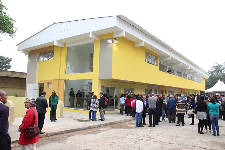 Primeira foto: Edifício inaugurado no dia 1 de julho de 2016. Trata-se de prédio amarelo, de dois andares, com pessoas na frente.