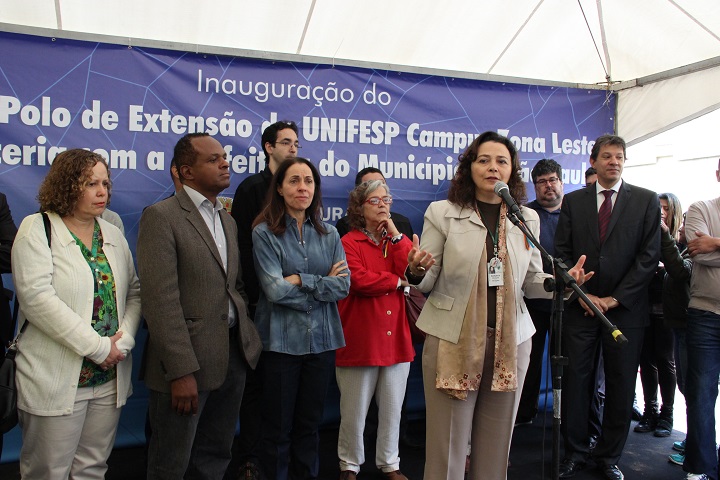 Segunda foto: Reitora da Unifesp, Soraya Smaili, falando ao microfone durante inauguração do primeiro edifício do Campus Zona Leste