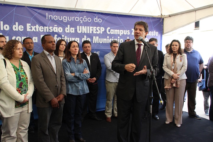 Terceira foto: Prefeito de São Paulo, Fernando Haddad, falando ao microfone durante inauguração do primeiro edifício do Campus Zona Leste