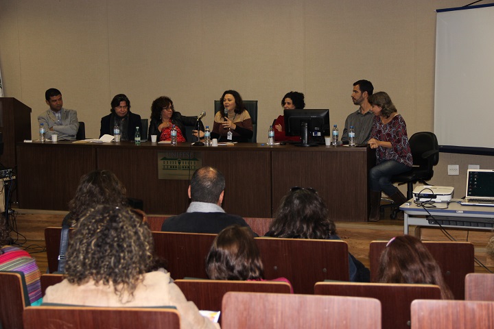 Reitora Soraya Smaili fala na abertura do encontro, sentada à mesa junto com os demais participantes