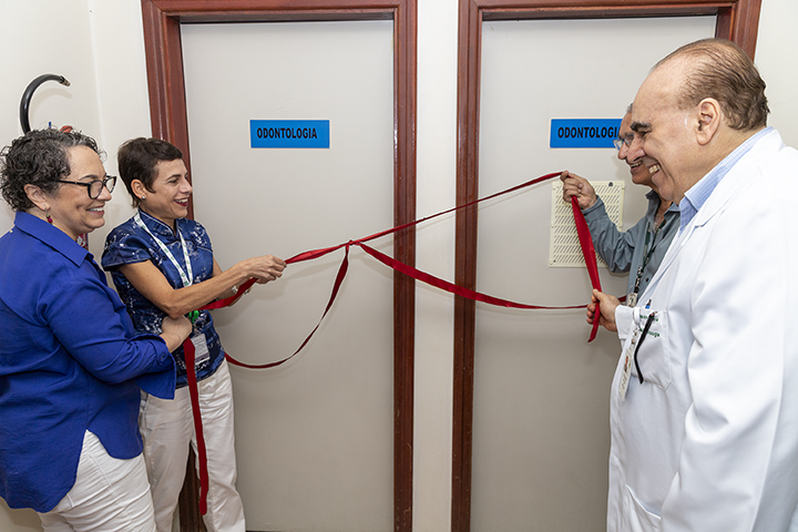 Lia Bittencourt, Raiane Assumpção, Angelo Amato de Paola e Eduardo Medeiros reinaugurando as salas de atendimento de odontologia do Nasf