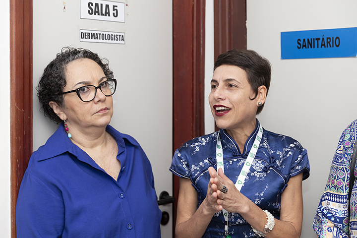 A reitora, Raiane Assumpção (à direita) discursando durante o evento, ao lado da vice-reitora, Lia Bittencourt