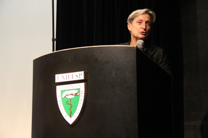 Judith Butler durante palestra sobre seu livro Caminhos Divergentes