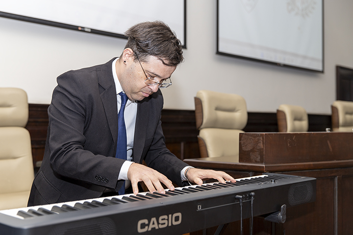 O Maestro Marcio Arruda fez uma apresentação musocal na abertura do evento