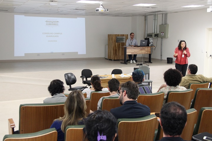 Reitora da Unifesp, Soraya Smaili, falando ao microfone com os conselheiros da Congregação do Campus Guarulhos