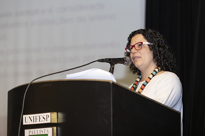 Débora Galvani falando durante a abertura do evento