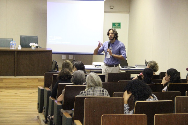 Anderson Rosa falando sobre os dados do perfil socioeconômico e cultural do ingressante