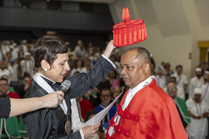 Raiane Assumpção outorga título de doutor honoris causa a Taata Kwa Nkisi Katuvanjesi