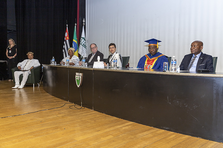 Mesa de honra do evento (da esquerda para a direita: Taata Kwa Nkisi Katuvanjesi, Nengua Monasanje, Fábio Manzini, Raiane Assumpção, Antoine Manda Tchebwa e Joachim Doste Muhirwa Rusangwa