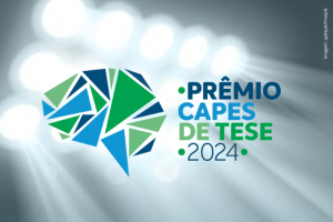 A imagem contém o logotipo do Prêmio Capes de Tese 2024 como elemento principal. Ele é composto pelos seguintes detalhes: Um cérebro estilizado formado por formas geométricas em tons de verde e azul. Ao lado direito do cérebro, está escrito &quot;PRÊMIO CAPES DE TESE 2024&quot;, com as palavras &quot;PRÊMIO&quot; e &quot;2024&quot; em azul-escuro, &quot;CAPES&quot; em azul-claro, e &quot;DE TESE&quot; em verde. O fundo da imagem é uma iluminação difusa com feixes de luz branca, dando um efeito de luzes de palco ou destaque. No canto superior direito, há a menção &quot;Imagem: upklyak/Freepik&quot;, indicando a fonte do design gráfico. A imagem é claramente promocional, destacando o Prêmio Capes de Tese, uma premiação acadêmica no Brasil.