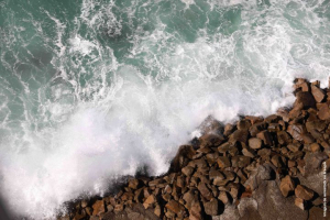 Ondas do mar batendo nas rochas