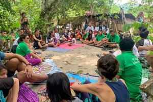 Reitora pro tempore visita aldeia Paranapuã em São Vicente